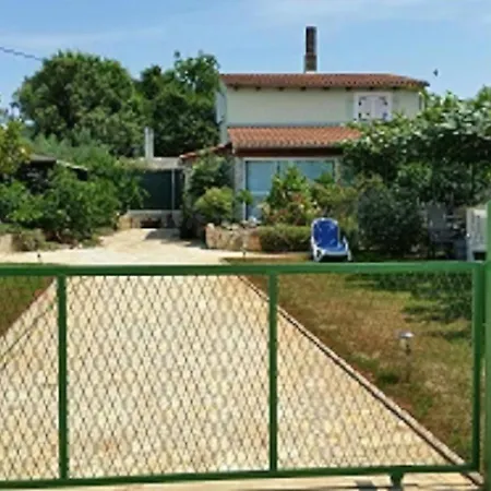 Komfortables In Mit Terrasse, Garten Und Grill Holiday home Sisan